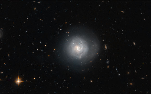 Imagem do Hubble lenticular Galaxy Mrk 820
