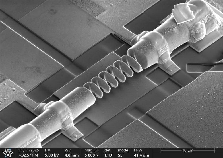 3D Nanostructure Sculpted With Focused Ion Beam Close