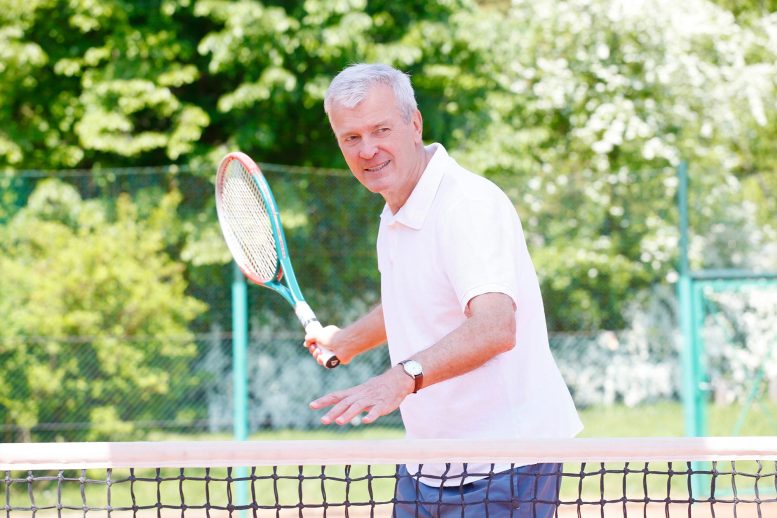 Esercizio di tennis uomo anziano attivo