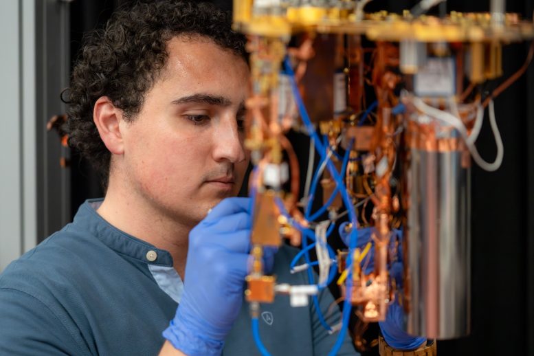 Alejandro Andrés Juanes Adjusting Quantum Equipment