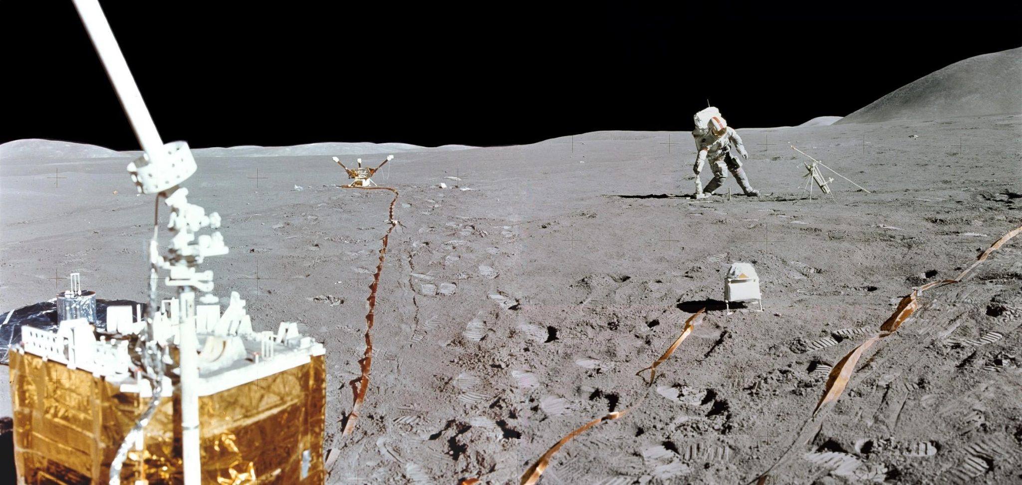 Аполлон НАСА. НАСА Аполлон 15. Американские астронавты Аполлон 15. Аполло 15 на Луне. Ступил на поверхность луны
