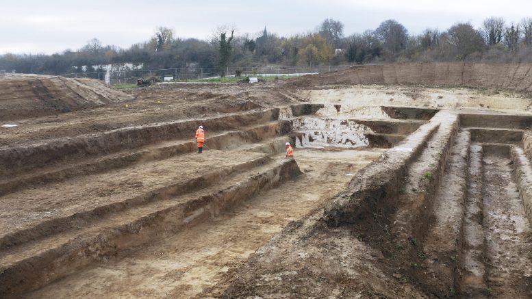 Archéologues fouillant sur le site de l'école de l'Académie maritime de Frinsdbury