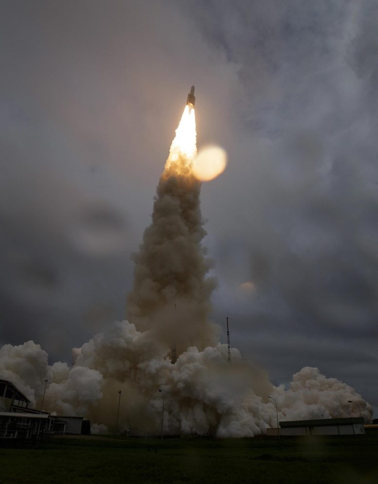 Roket Ariane 5 meluncurkan Teleskop Luar Angkasa Webb
