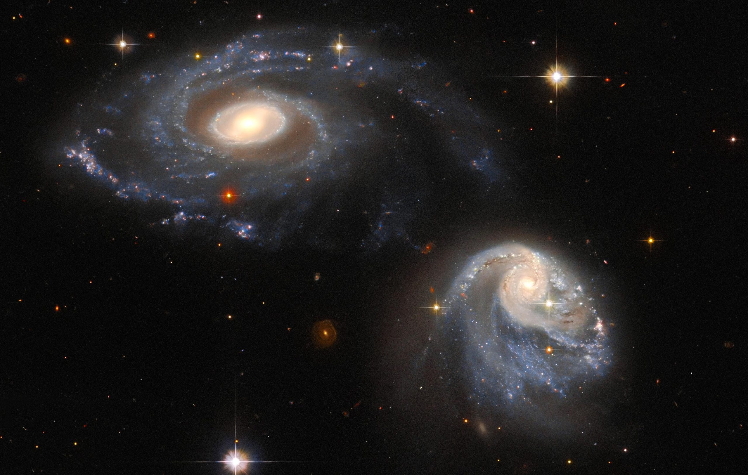 hubble-captures-spectacular-interacting-galaxies
