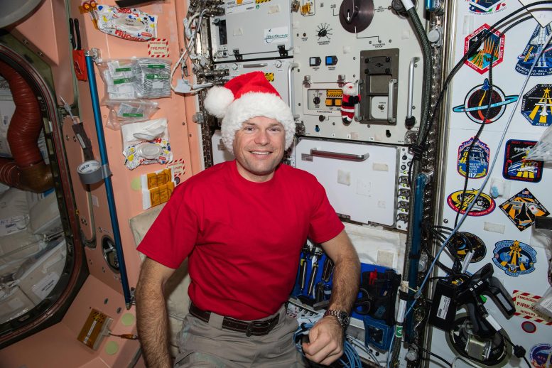 L'astronaute Andreas Mogensen pose avec un chapeau de père Noël