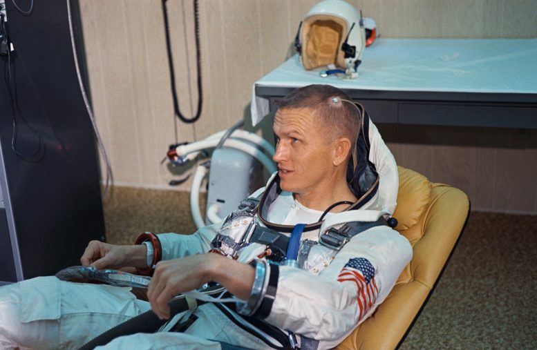L'astronaute Frank Borman prépare le vol spatial Gemini-7