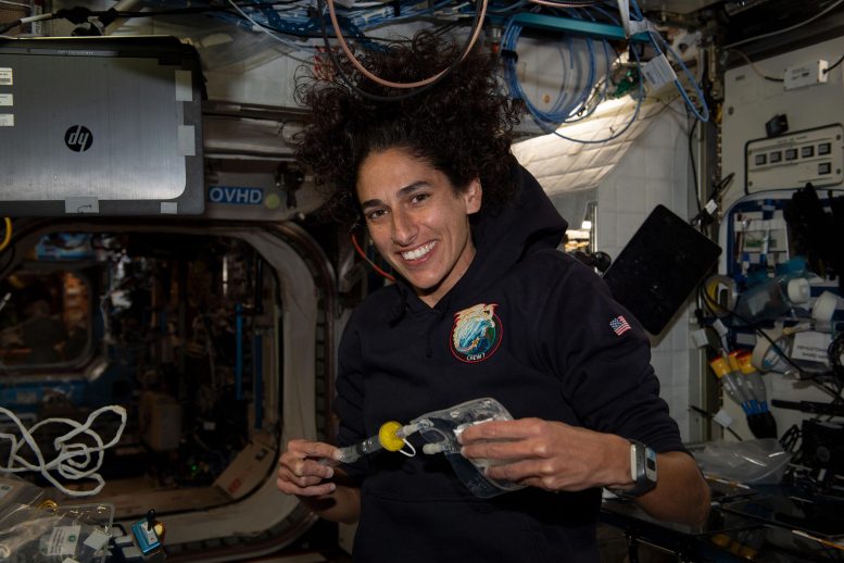 L'astronaute Jasmin Moghbeli prélève des échantillons d'eau pour une analyse microbienne