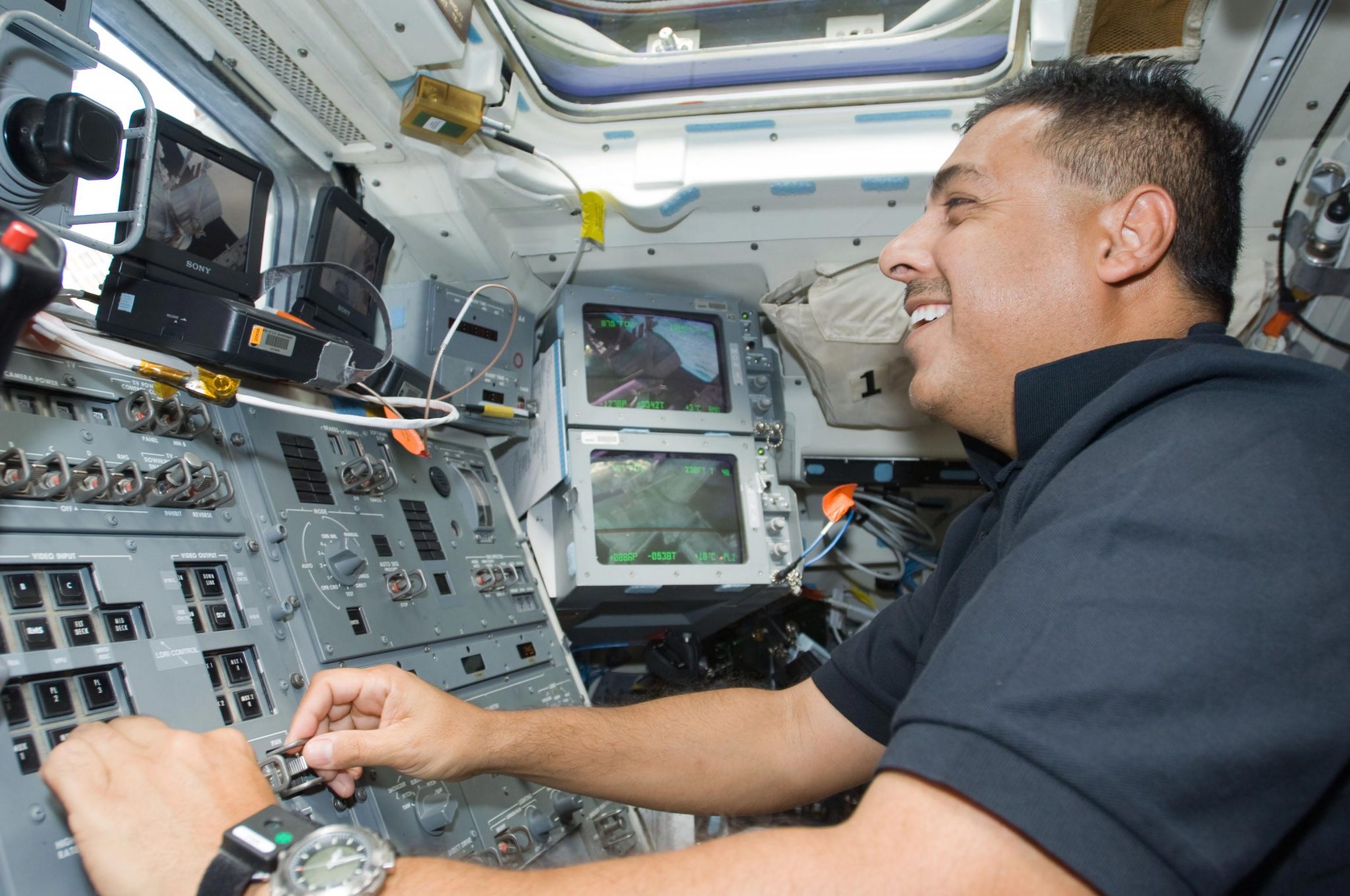 Astronaut Jose Hernandez 2048x1359 