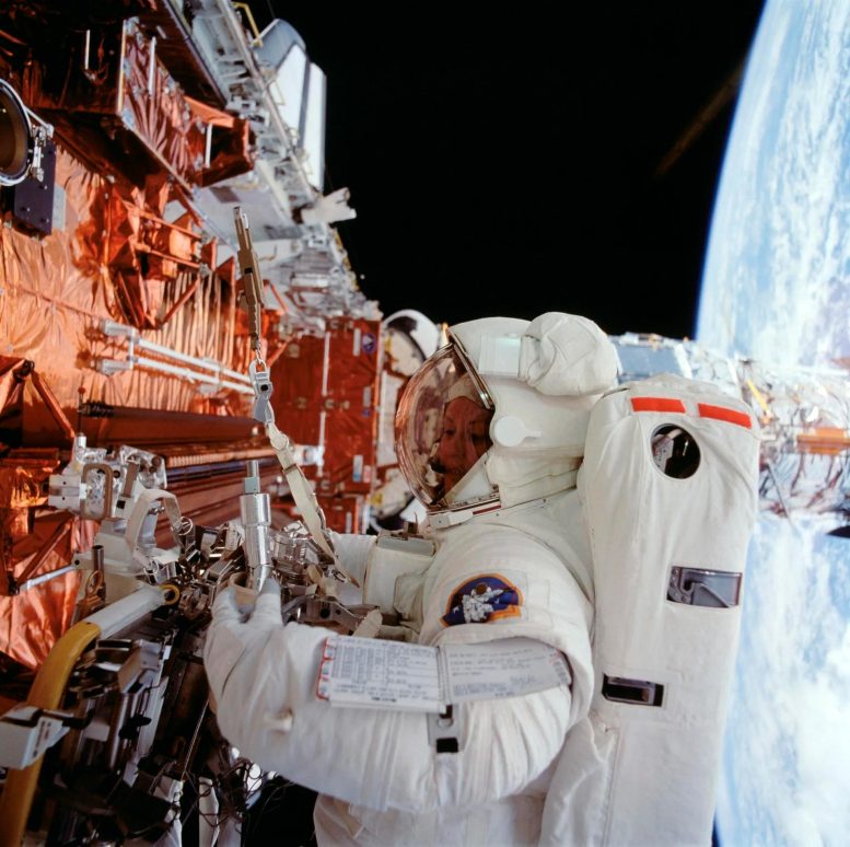 Sortie dans l'espace de la mission d'entretien Hubble 1 de l'astronaute Katherine C. Thornton