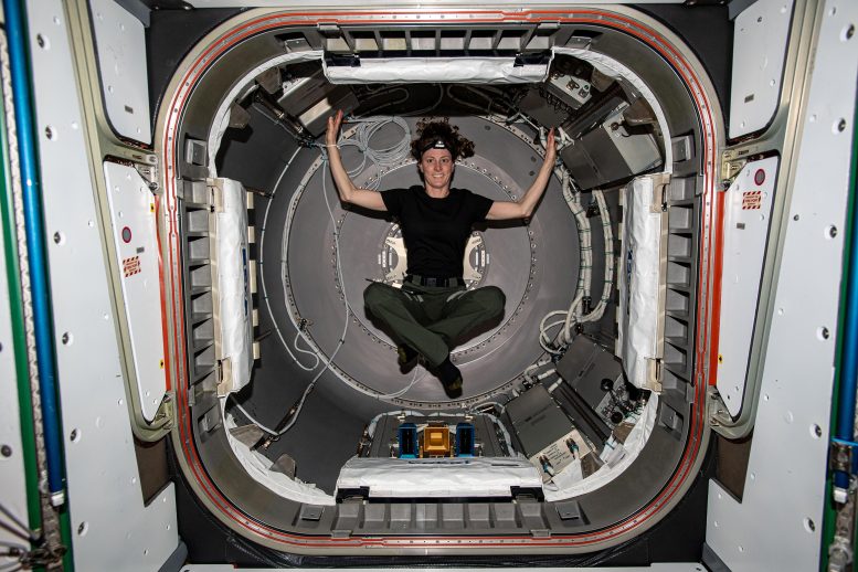 האסטרונאוט לורל אוהרה בתוך NanoRacks Bishop Airlock