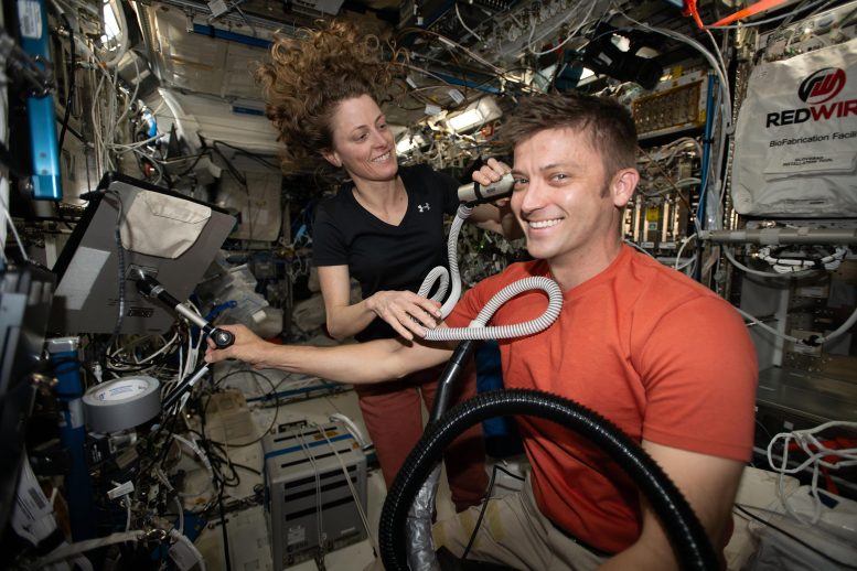 Astronauta Matthew Dominic zostaje strzyżony przez astronautę Lorala O'Hara