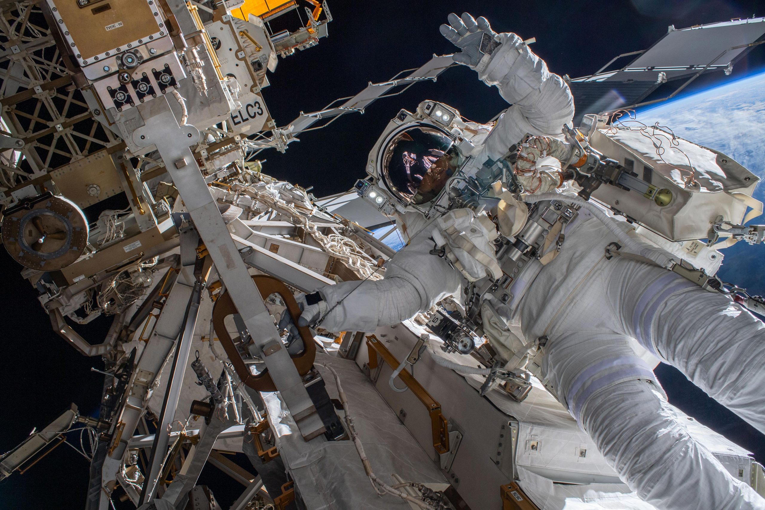 House Station Astronauts Loosen up after Busy March, Cosmonauts Get Used to Station Life