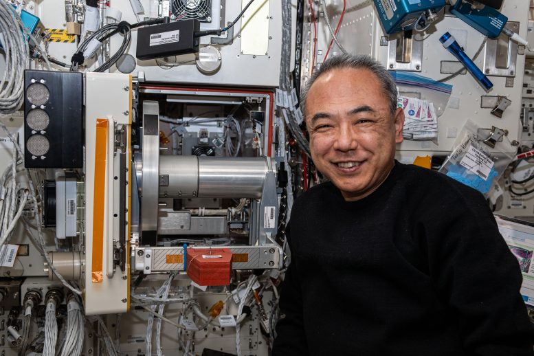 L'astronaute Satoshi Furukawa se tient à côté d'équipements de recherche