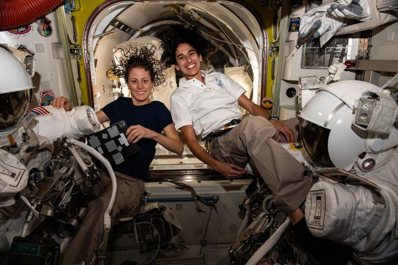 Los astronautas Loral O'Hara y Jasmine Moghbeli trabajan en trajes espaciales