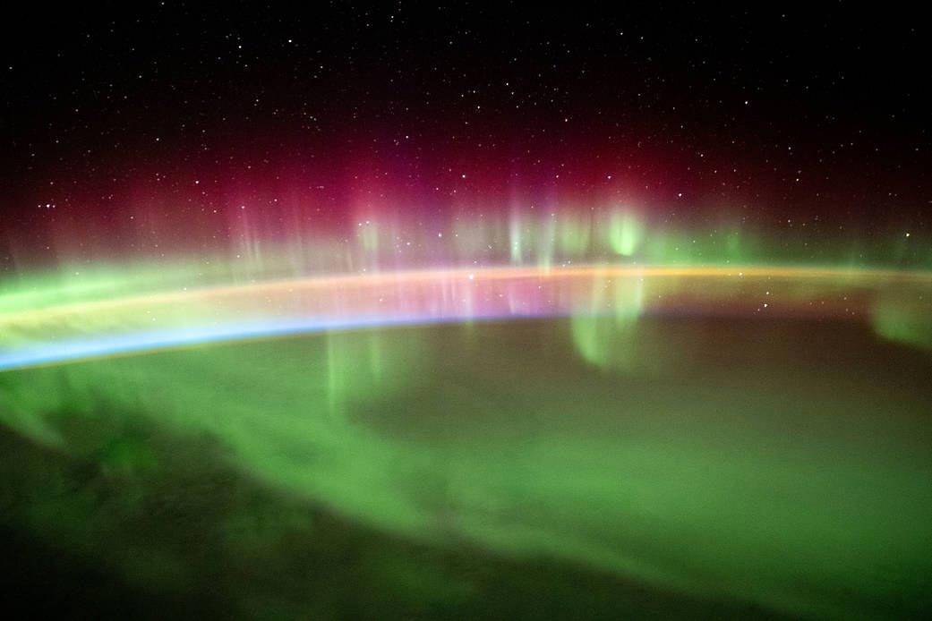 A missão Inspiration4 é um passo para dar a mais pessoas acesso a vistas como esta - a aurora boreal vista da Estação Espacial Internacional. Crédito: NASA