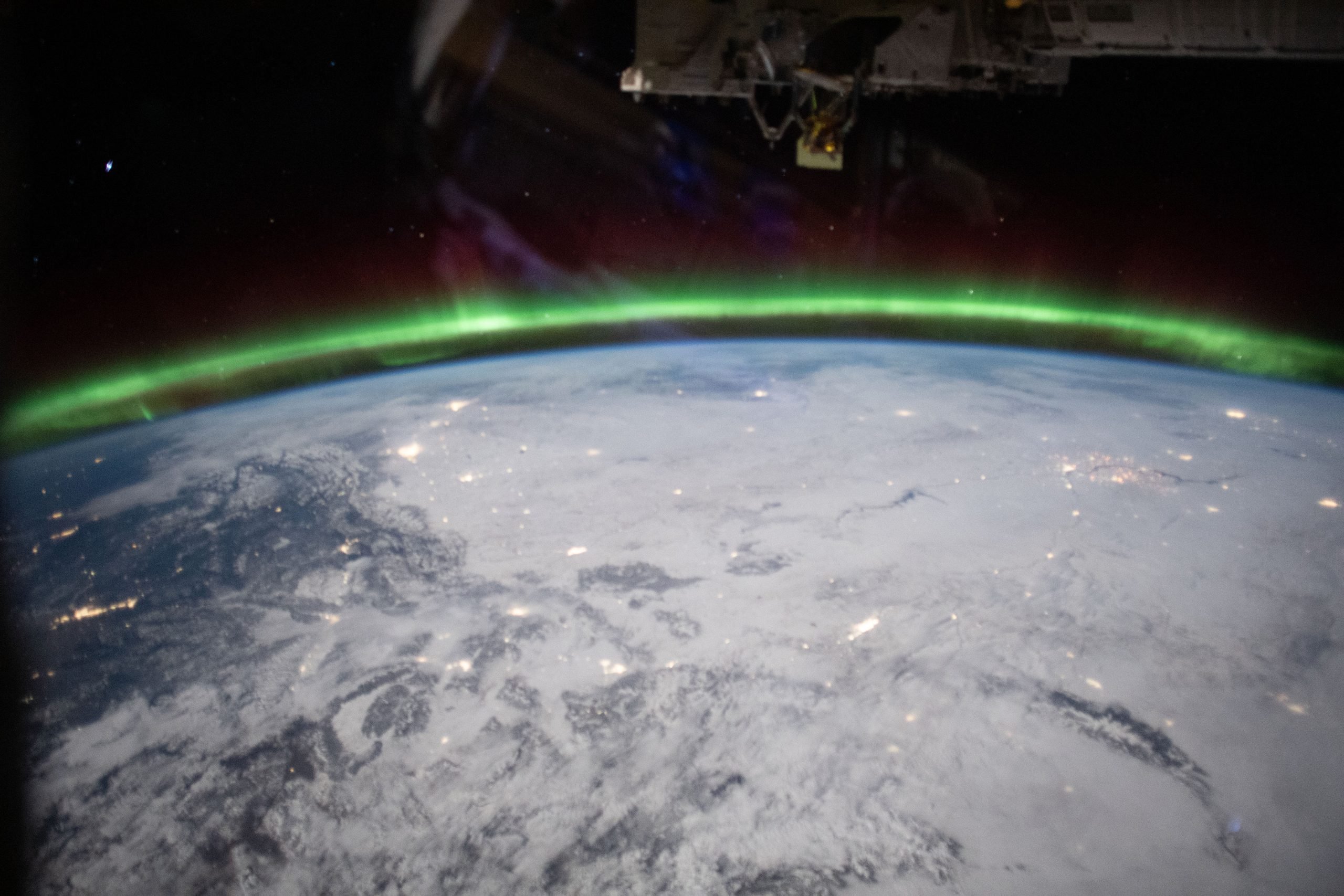 Des aurores boréales colorées illuminent l’atmosphère terrestre