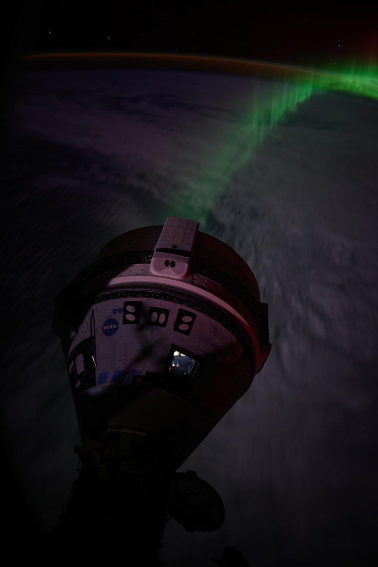 אורורה זורמת מתחת לחללית Starliner של בואינג