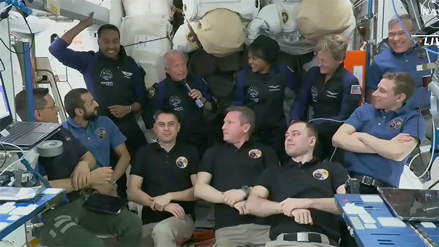 Besatzungsmitglieder der Axiom Mission-2 treten der ISS bei