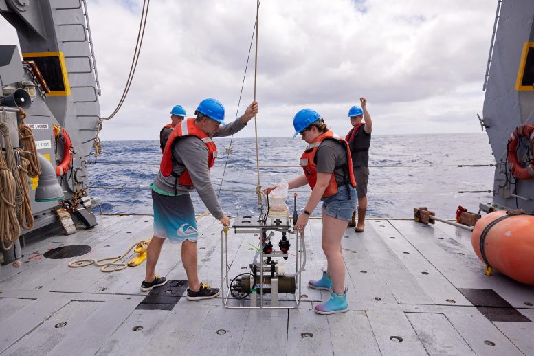 Equipe do Bermuda Atlantic Time-Series Study (BATS) no navio de pesquisa BIOS Atlantic Explorer