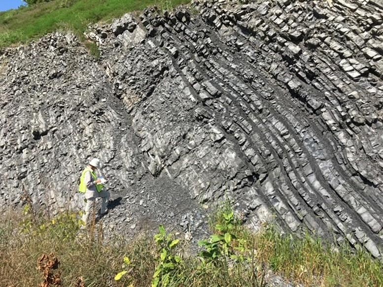 Burriana Calderon-Asyl recueille des échantillons de roche vieux de 450 millions d'années