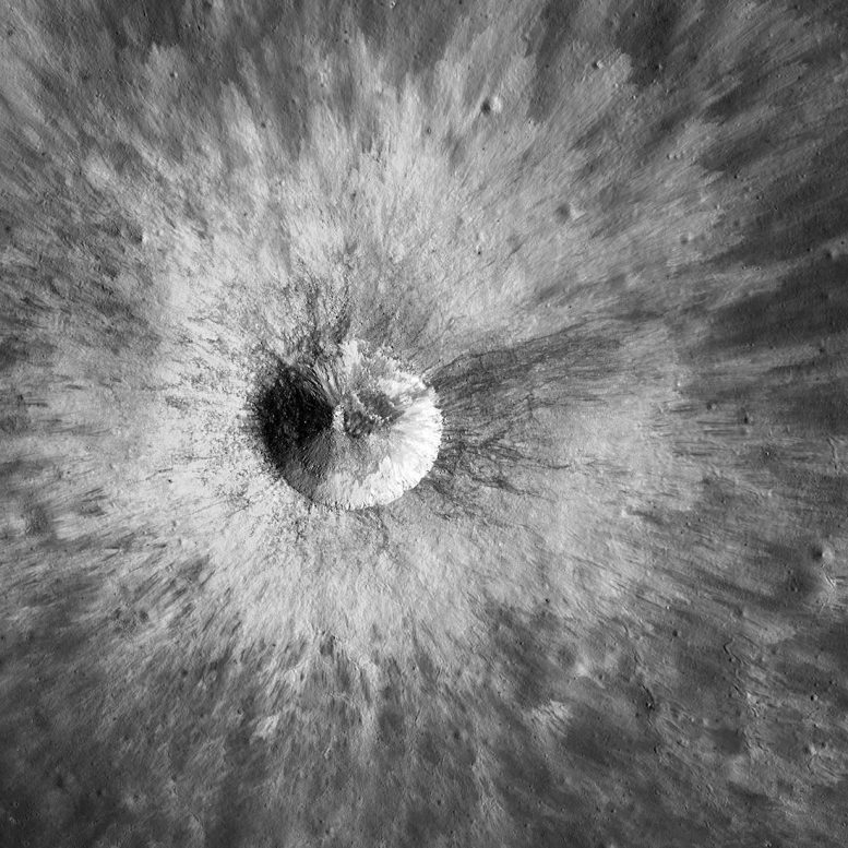 Luna del cráter del rayo joven brillante 2018