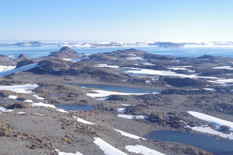 Bunger Hills Exposed at Edge of East Antarctic Ice Sheet