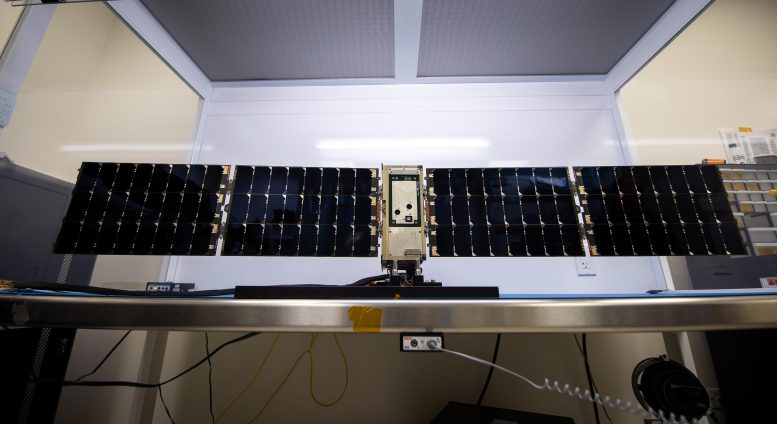 לוויין BurstCube יושב במעבדת Goddard CubeSat