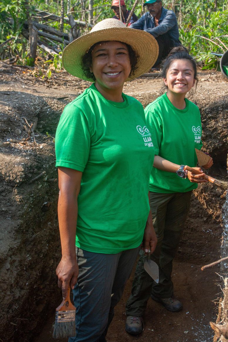 C. Jaimes and G. Fern&aacute;ndez Excavate at the Paqu&iacute;o Site
