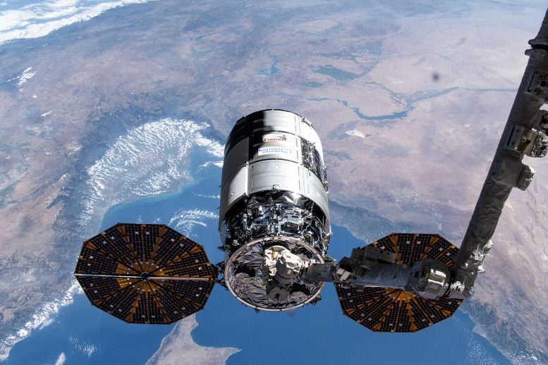 Canadarm2 chwyta łódź transportową Cygnus