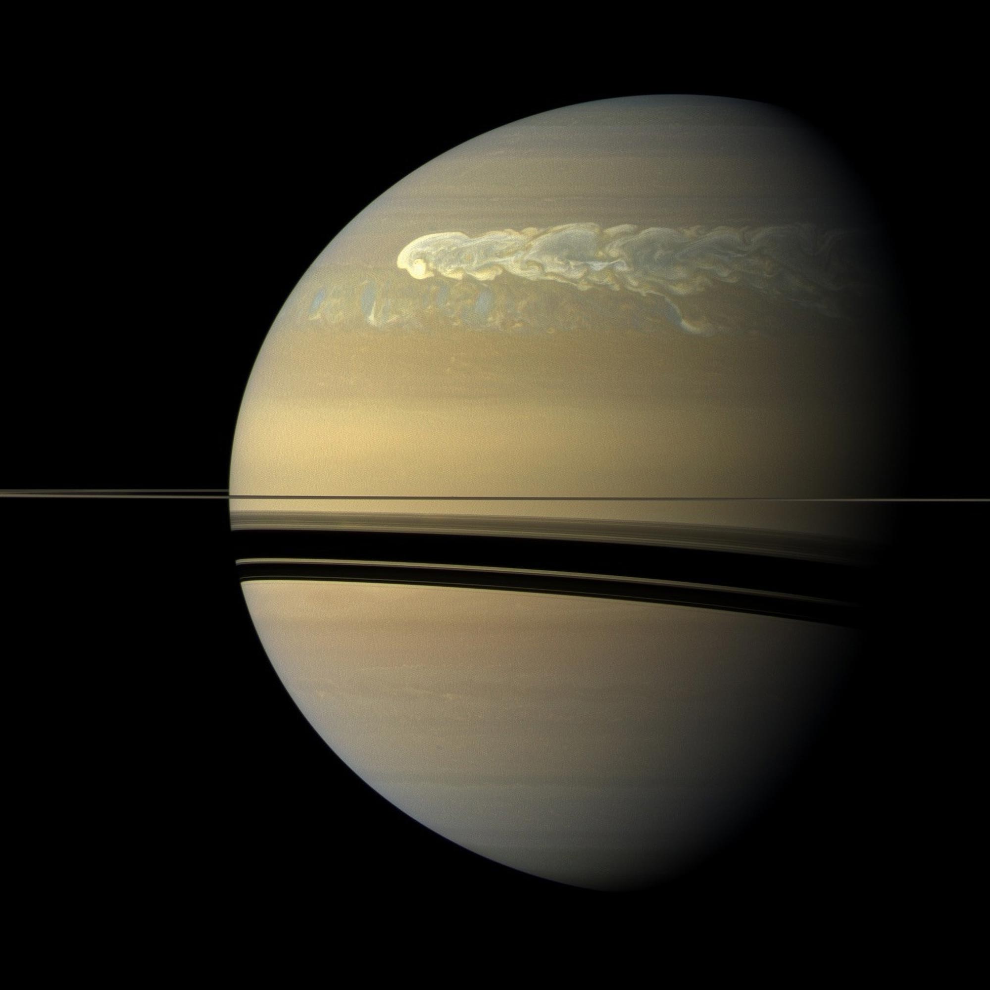 Cassini observes how a giant storm occurs and surrounds Saturn