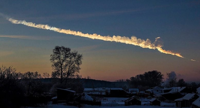 Meteor Chelyabinsk Meledak di Atas Rusia