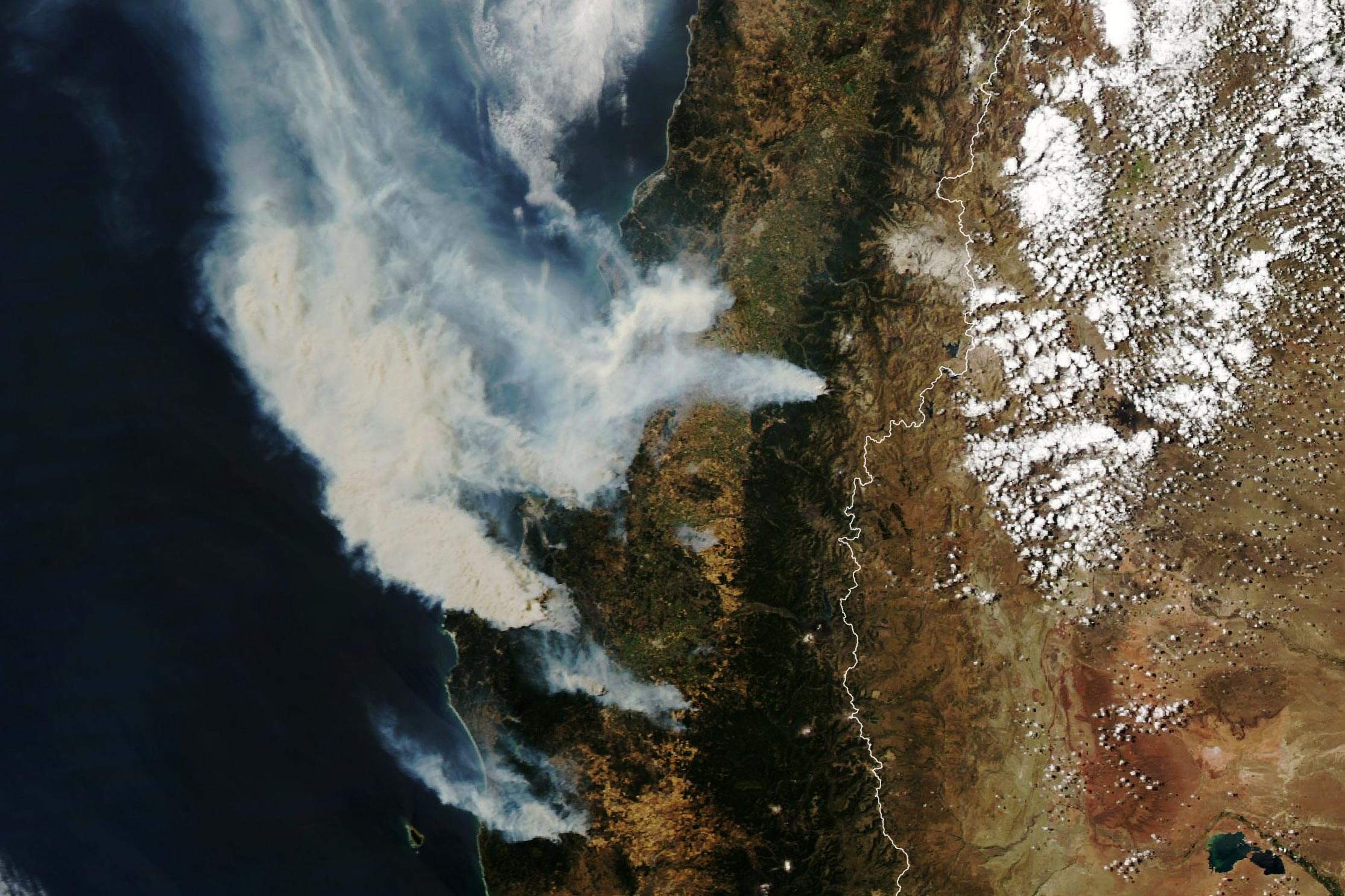 Incendio mortal arde a través del centro-sur de Chile, destruyendo más de 1,000 hogares