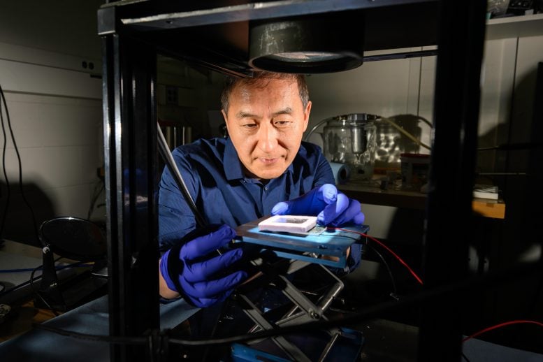 Chunlei Guo Tests a Solar Thermoelectric Generator
