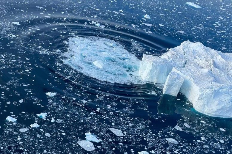 Onda circular de gelo caindo do iceberg