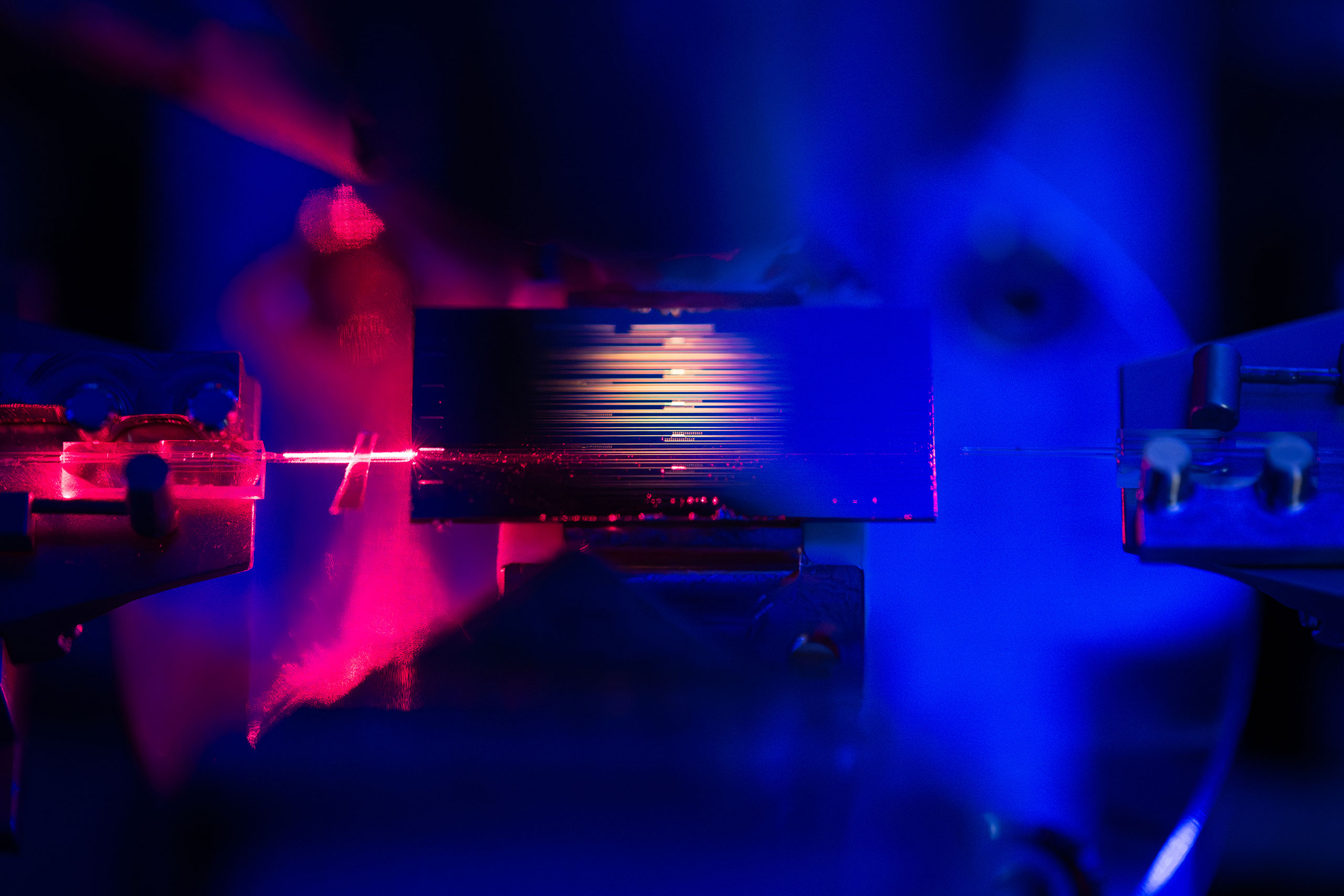 Stanford's tiny optical amplifier boosts light signals 100x efficiently