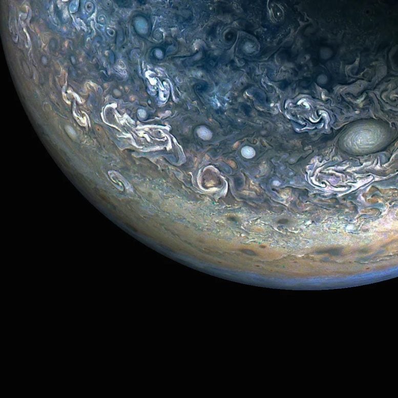 La sonda Juno de la NASA captura el colorido caos de Júpiter con sorprendente detalle