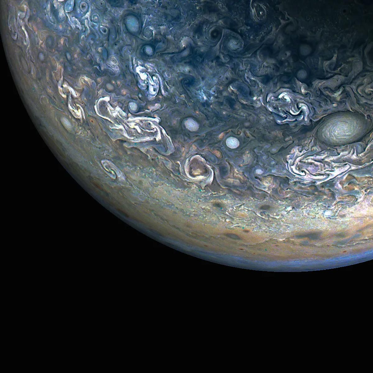 NASA의 Juno 우주선은 목성의 다채로운 혼돈에 대한 놀라운 이미지를 포착합니다.