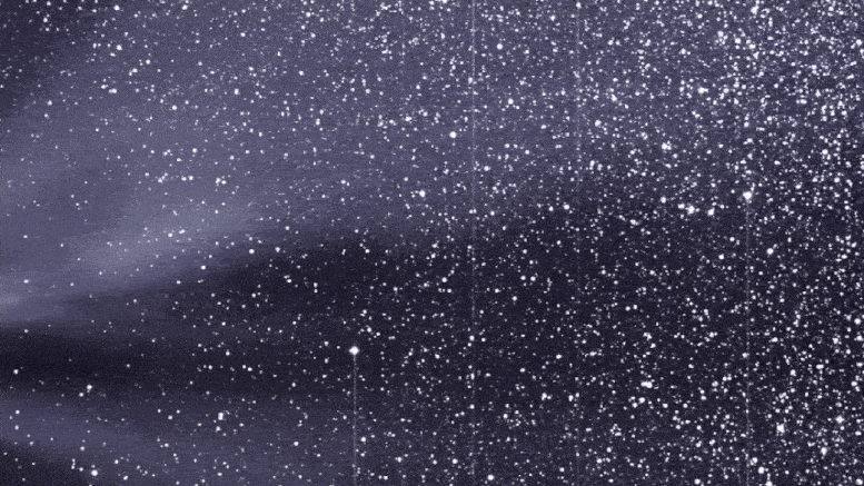 В анимированном изображении комета ATLAS выходит из верхней части кадра и приближается к Солнцу. Её пылевой хвост, который отражает солнечный свет, кажется белым. Меркурий также виден как яркая точка, возникающая слева от неподвижного звездного поля. Вертикальные полосы на изображении - это артефакты, созданные насыщением ярких фоновых звезд. Фото: NASA/NRL/STEREO/Karl Battams