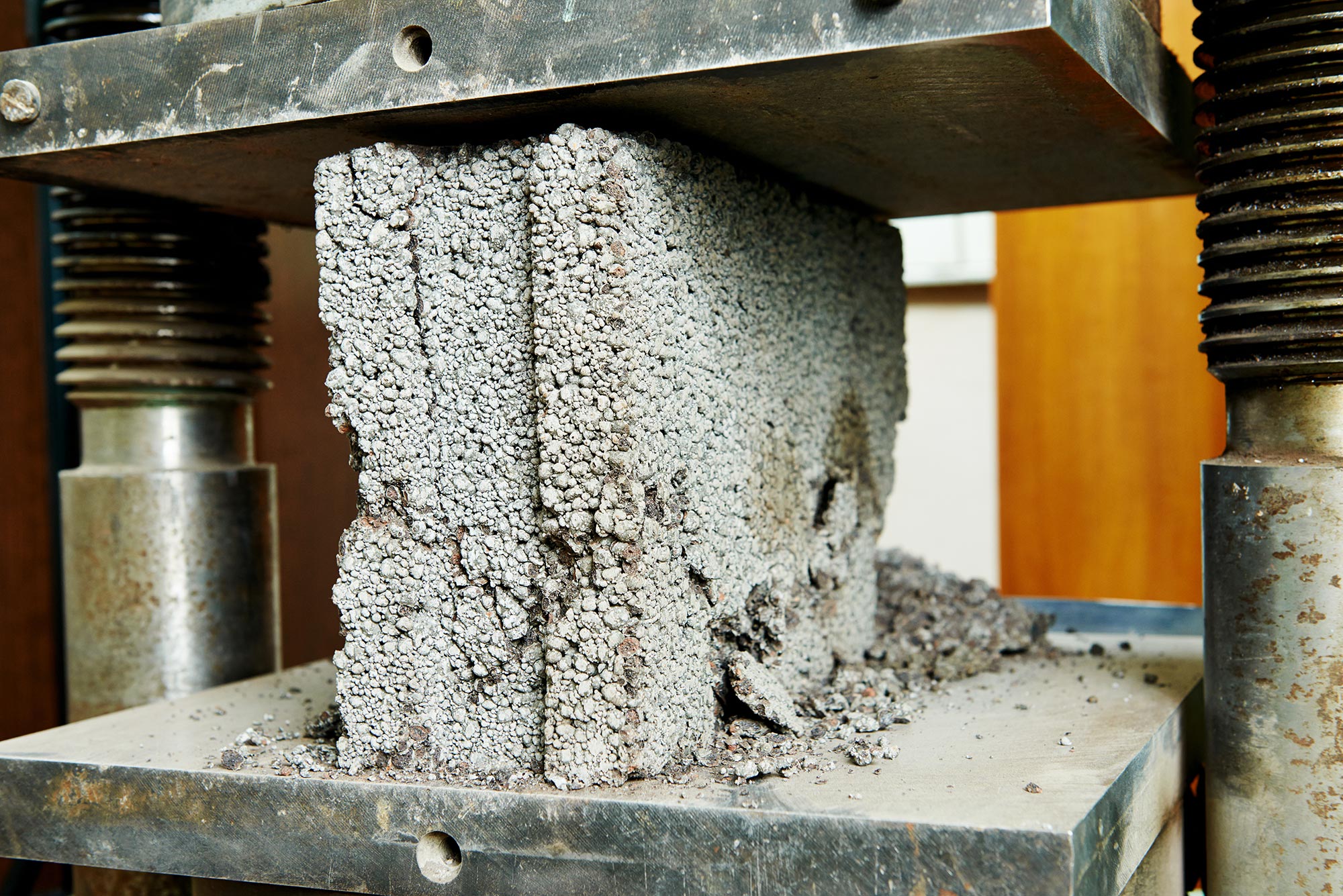 Оценка качества строительных. Методы проверки бетона на прочность. Испытание бетона. Испытание бетона на прочность. Лаборатория испытания бетона на прочн.