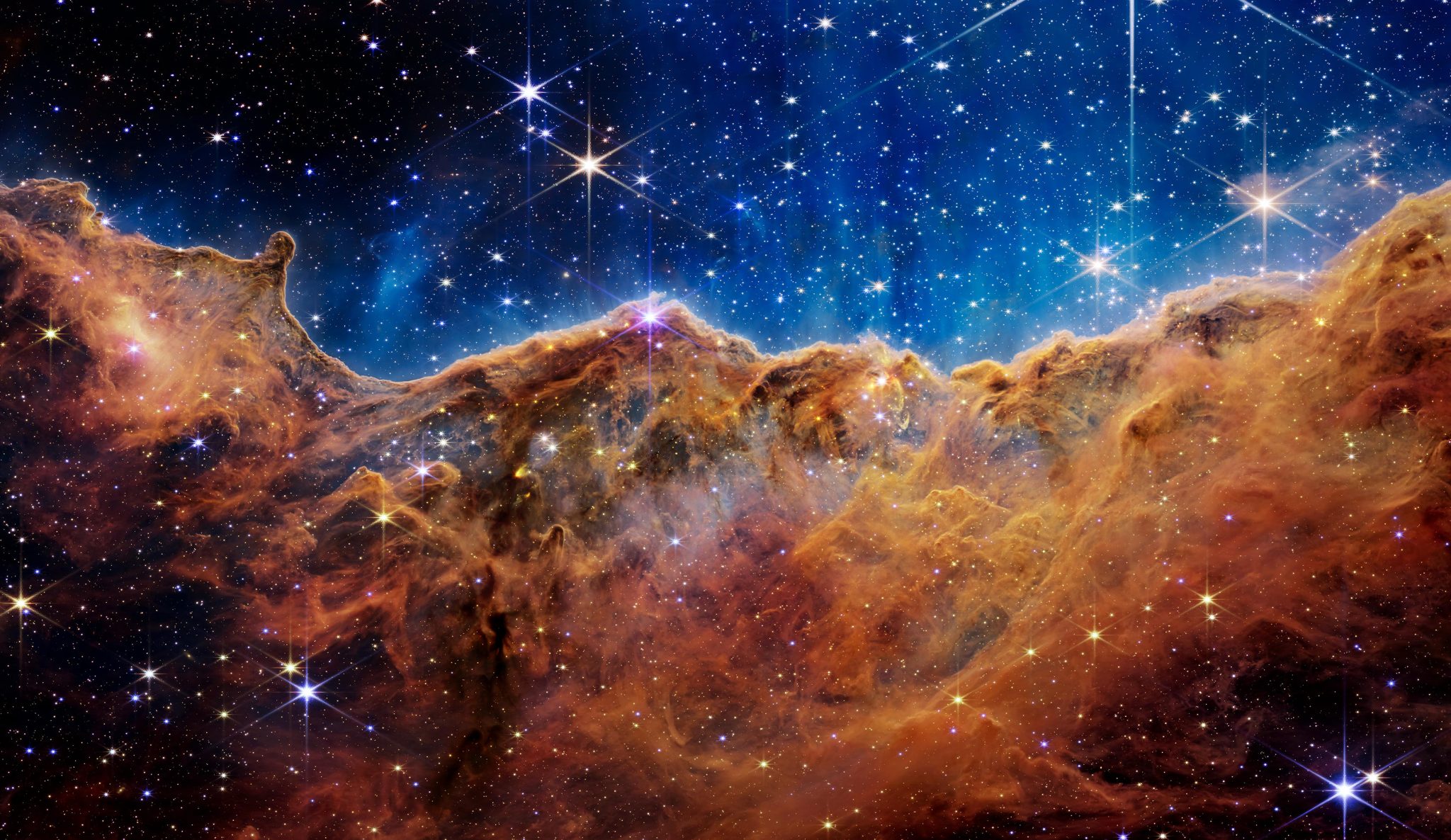 „Kosmische Klippen“ im Carina-Nebel (Webb NIRCam-Bild)