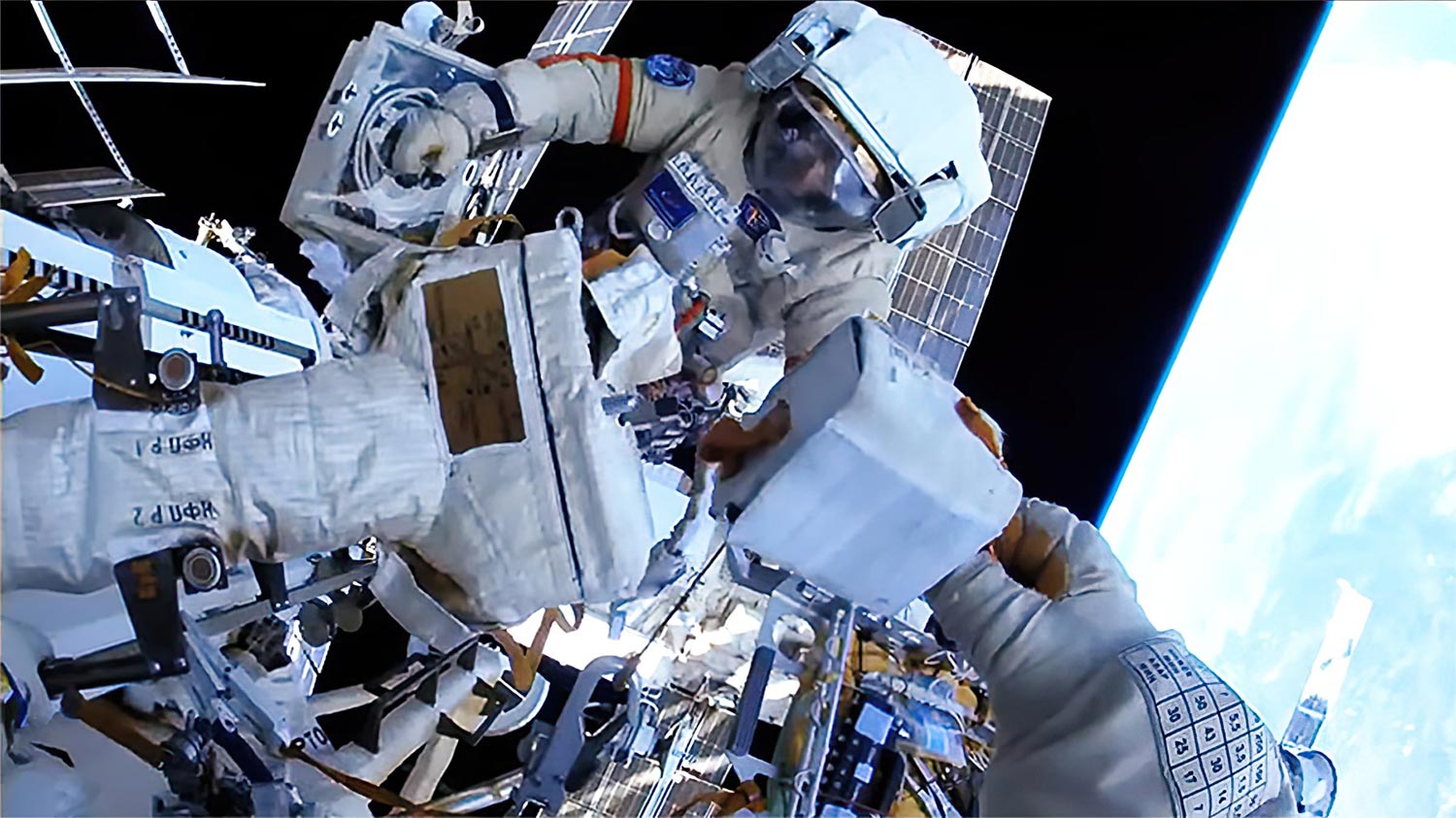 宇宙遊泳中の宇宙飛行士ヘルメット カメラ