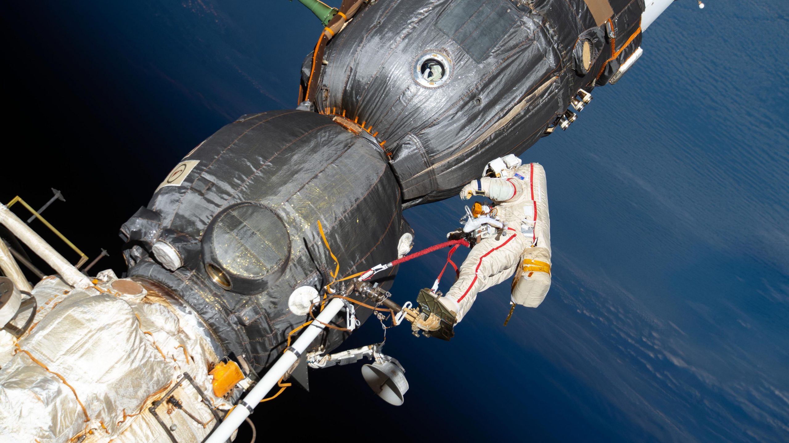 Фото космического корабля в космосе. Союз МС-09. Космический корабль Союз МС. Союз мс09 разгерметизация. Бытовой отсек Союз МС.