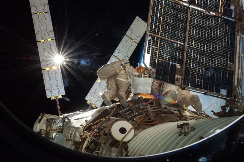 Les cosmonautes Oleg Artemyev et Alexander Skvortsov Spacewalk 2014