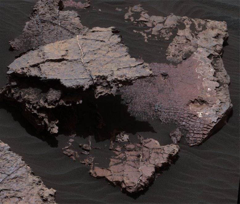 Cracks Help Reveal the Shape of Water on Mars