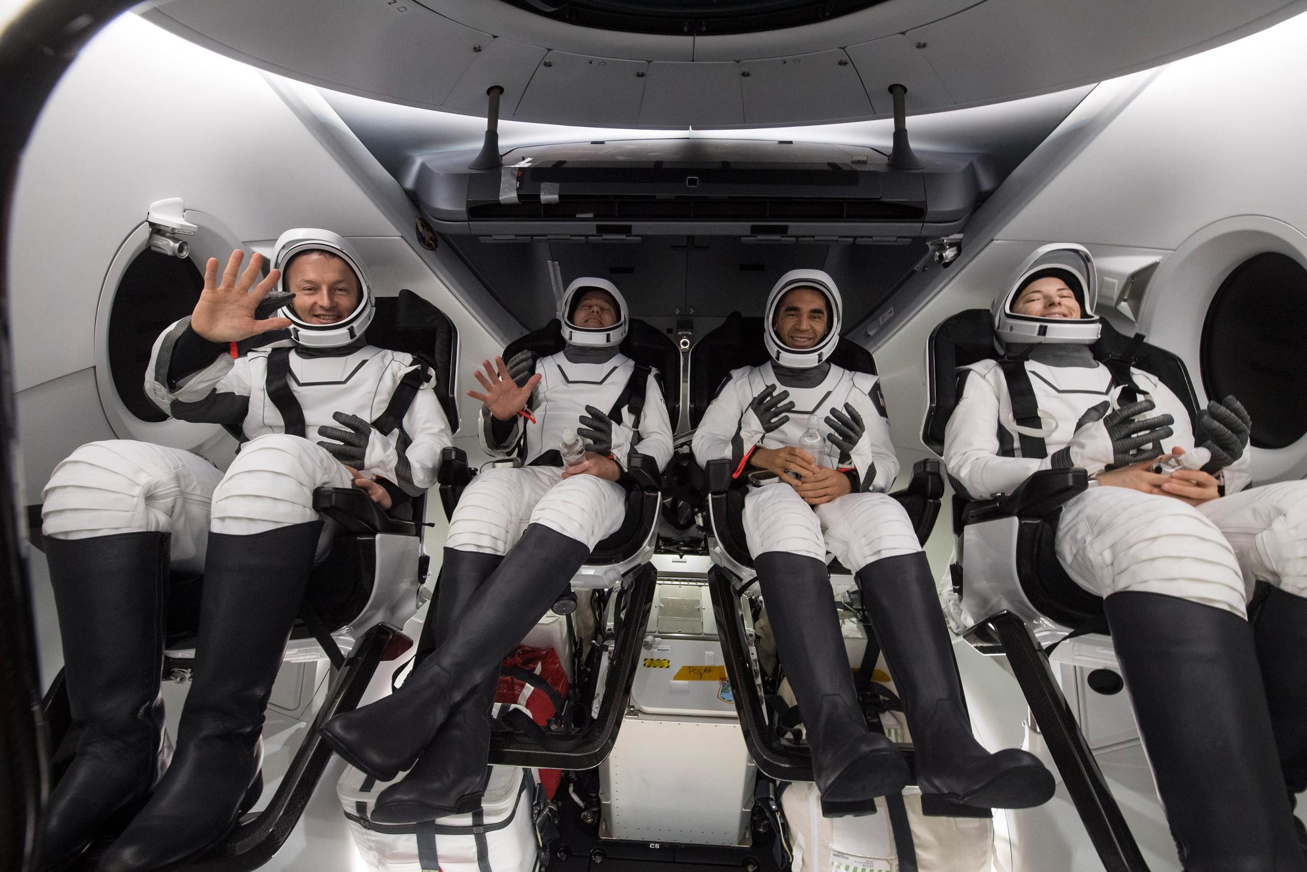 3명의 우주비행사들이 지구로 귀환, 보잉의 CST-100 스타라이너, 블랙홀