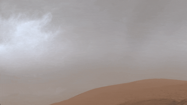 Nasa S Curiosity Rover Captures Strange Shimmering Iridescent Clouds On Mars