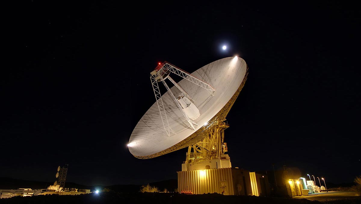 NASA's New Experimental Antenna Tracks Deep Space Laser