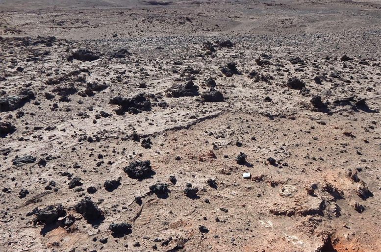 Verre de silicate foncé du désert d'Atacama