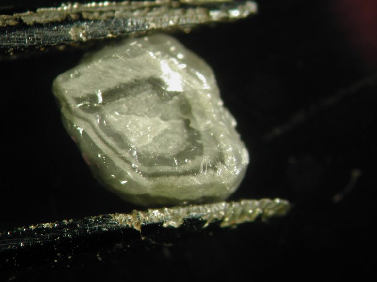Diamond Encapsulating Tiny Bits of Fluid From the Deep Earth