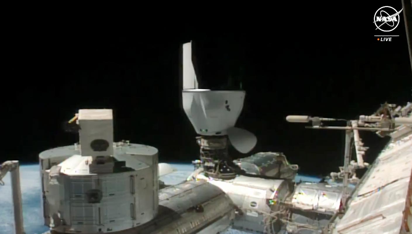 Le vaisseau spatial SpaceX Dragon s'amarre à la station spatiale avec de nouvelles sciences et fournitures
